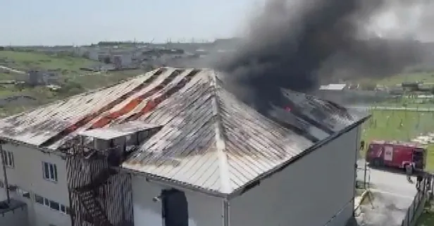 Arnavutköy’de 2 katlı depoda yangın