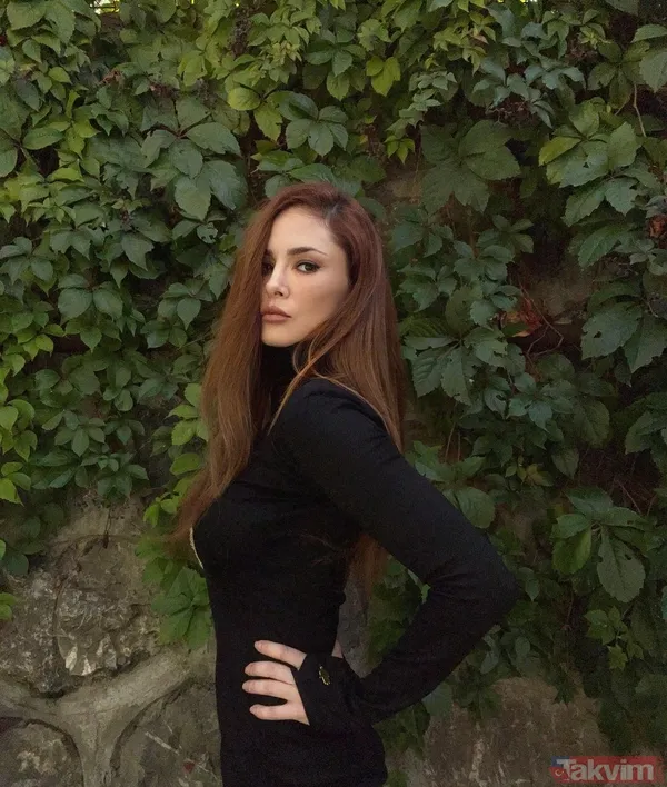 Mine Tugay süper mini elbisesiyle paylaştı! Hem bacak hem göğüs dekoltesi veren Mine Tugay sosyal medyanın gündeminde! - 9