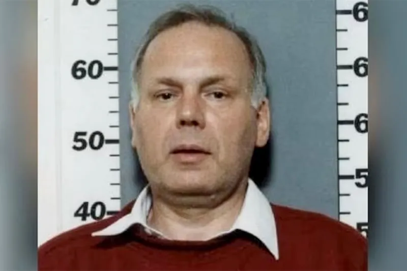 1712074600003.jpeg 27 yıldır aranıyordu! İngiltere'nin "en çok arananlar" listesindeki pedofili sapık Richard Burrows, Heathrow Havalimanında yakalandı-3