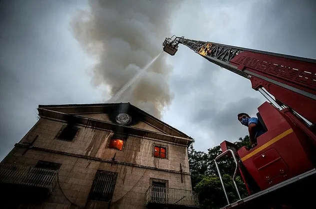 Son dakika: Bursa'da gece yarısı iki katlı binada yangın