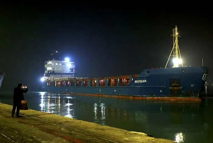 turkiyeden-filistine-yardim-eli-109-tirlik-insani-yardim-malzemesi-mersin-uluslararasi-limanindan-yola-cikti-1704313133467.jpeg Türkiye'den Filistin'e yardım eli! 109 tırlık insani yardım malzemesi Mersin Uluslararası Limanı'ndan yola çıktı-5