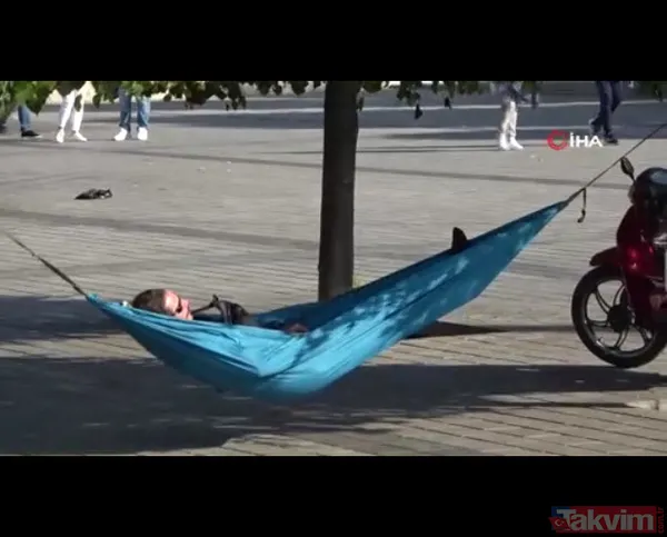 Taksim Meydanı'ndaki turistin rahatlığı kıskandırdı! Hamak kurup sefa sürdü - 10