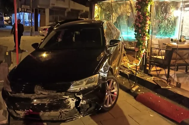 Kartal'da kafeye otomobil girdi
