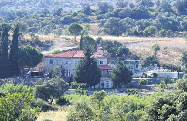 beyaz-saray-1592603083676.jpeg Beyazıt Öztürk tatil için Çeşme'de malikane tuttu! Kira bedeli dudak uçuklattı-2