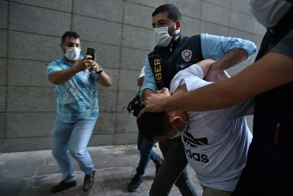 son-dakika-albayrak-ailesine-cirkin-saldirida-flas-gelisme-cok-sayida-gozalti-var-1593613936318.jpg Son dakika: Albayrak ailesine çirkin saldırıda flaş gelişme! Çok sayıda gözaltı var-2