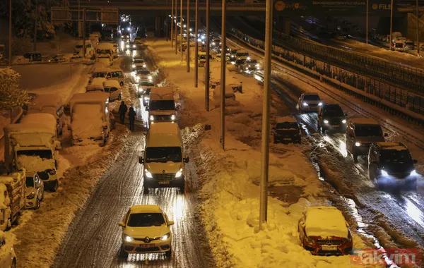 İBB'nin kar rezaleti: İstanbul'da yoğun kar sonrası araçlar yolda kaldı! Vatandaşlar evine gidemedi - 26
