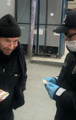 Son dakika: İstanbul’da yasağa uymayan yaşlılar ilginç görüntüler oluşturdu! 74 yaşındaki adamdan pes dedirten savunma