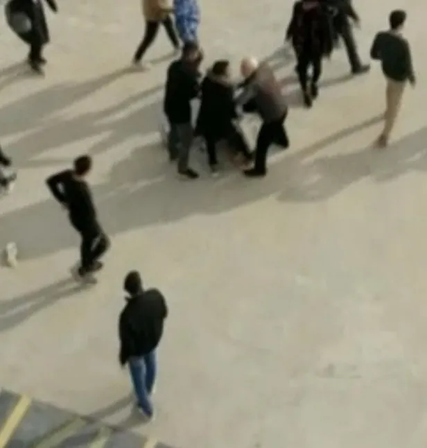 Şanlıurfa’da bıçaklı dehşet: Öğrenciler okul bahçesinde birbirine girdi!-4