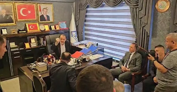 Düzce Kaynaşlı'daki devir teslim töreninde olay çıktı: YRP'li Birol Şahin törene katılan MHP Bolu milletvekili İsmail Akgül’e “şerefsiz” diyerek çiçek fırlattı