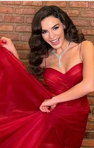 Hercai'nin yıldızı Ebru Şahin kıyafetleriyle dikkat çekti