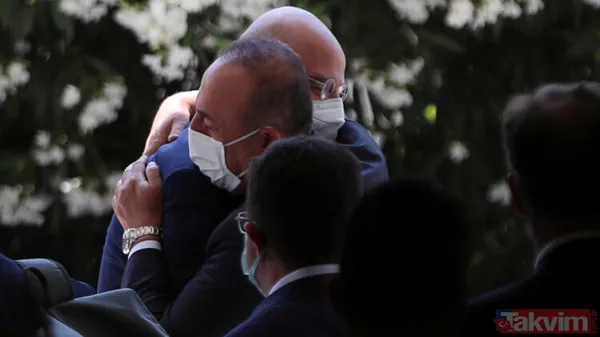 SON DAKİKA: Uluslararası ajanslar Çavuşoğlu ile Dendias'ın sarılmasını son dakika geçti - 1