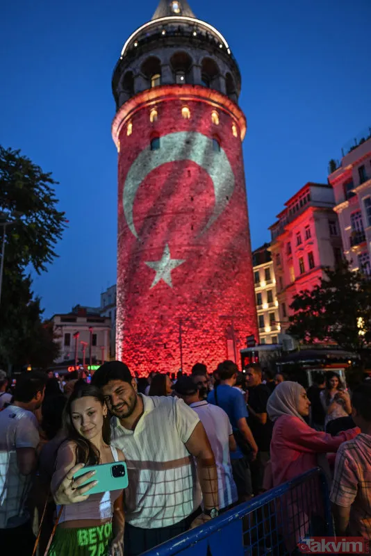 15 Temmuz'un aziz şehitleri unutulmuyor! Fotoğrafları Galata Kulesi'ne yansıtıldı - 8