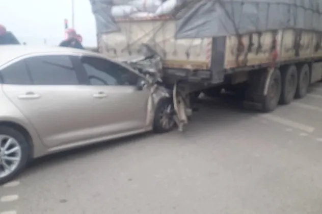 Ordu'da otomobil tıra saplandı