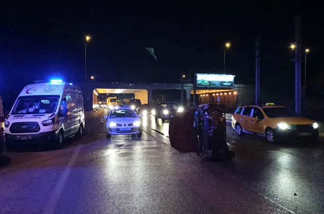 Bursa'da düz yolda giden araç takla attı! Polisler bile nasıl olduğunu anlamadı