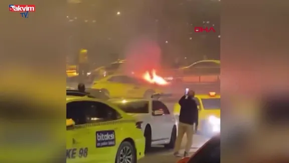 Beyoğlu'nda taksinin alev alev yandığı anlar kamerada: 3 yolcu son anda kurtuldu!