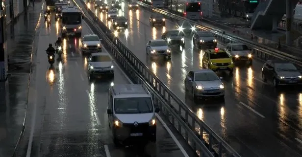 İstanbul’da yağmur sonrası trafik durma noktasına geldi