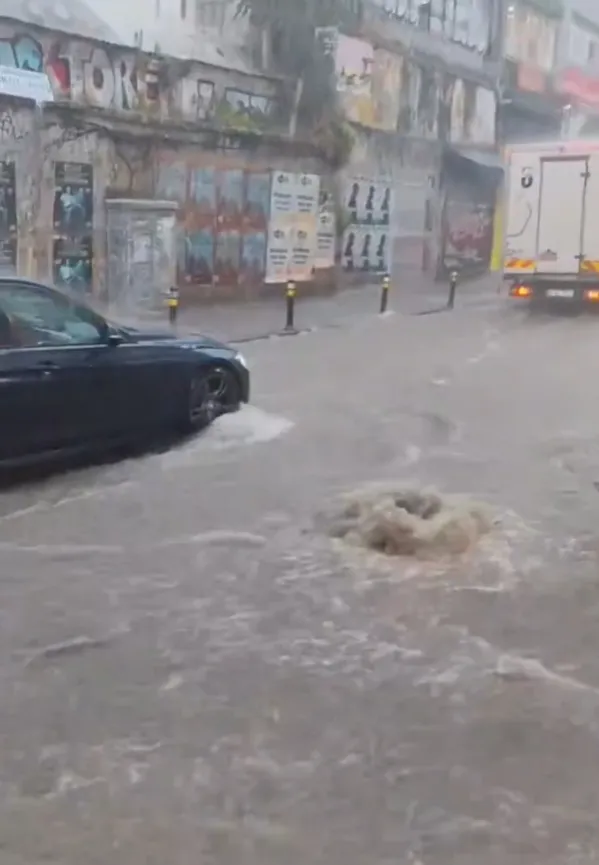 Uyarılara rağmen İstanbul yağmura yine hazırlıksız yakalandı: Yollar nehir hayat felç-7