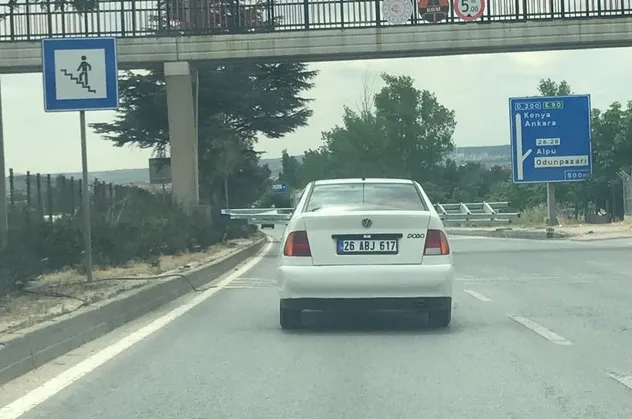 Eskişehir'de pes dedirten görüntü! Merdiveni otomobilin arka camından çıkarıp taşıdılar