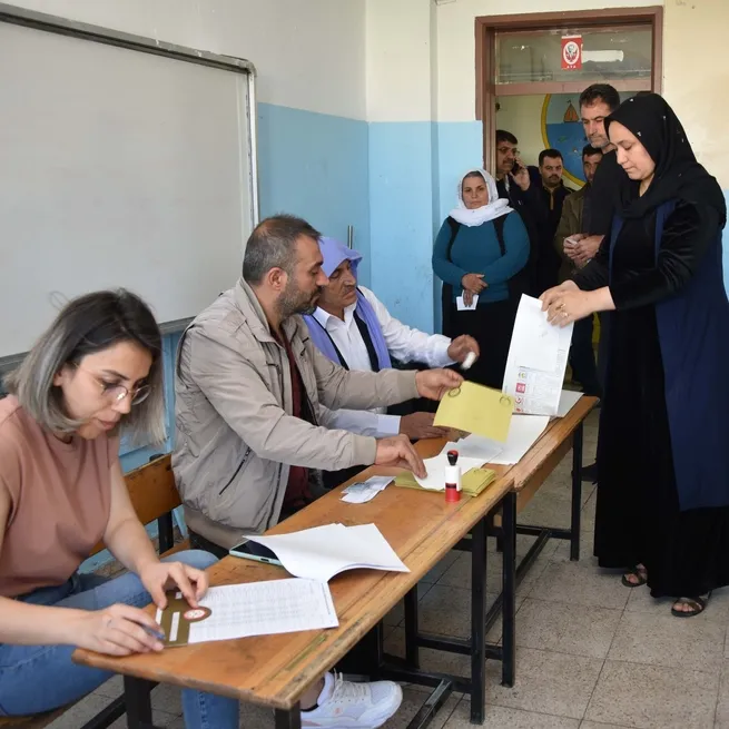 Türkiyenin dört bir yanında seçim heyecanı! Vatandaşlar sandığa koştu