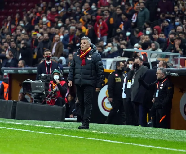 galatasarayda-domenec-torrent-topun-agzinda-goztepe-macinda-kotu-sonuc-alinirsa-yollanacak-1644743716273.jpg Galatasaray'da Domenec Torrent topun ağzında! Göztepe maçında kötü sonuç alınırsa yollanacak-6