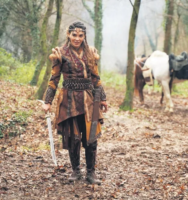 irem-dericiden-ikinci-sans-cem-belevini-gul-jestini-gozlere-soktu-1642359158753.jpeg İrem Derici'den ikinci şans! Cem Belevi'nin gül jestini gözlere soktu-14