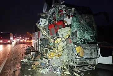 Otobüs TIR’a çarptı