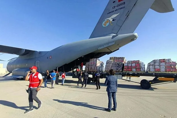 turkiye-gazze-icin-seferber-yardim-icin-gonderilen-ucuncu-ucak-misirda-ilac-tibbi-malzeme-dayanikli-gida-cocuk-1697272235260.jpeg