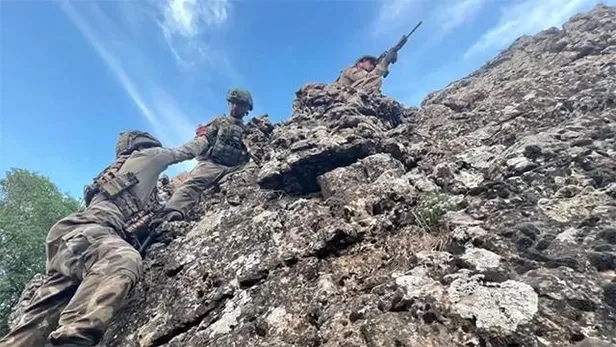 son-dakika-baris-pinari-bolgesine-saldiri-hazirliginda-olan-7-pkkypgli-terorist-etkisiz-hale-getirildi-1650640191152.jpeg Son dakika: Barış Pınarı bölgesine saldırı hazırlığında olan 7 PKK/YPG’li terörist etkisiz hale getirildi-3