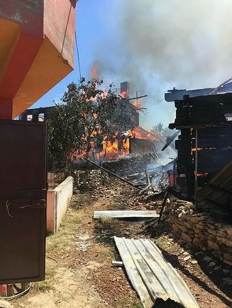 Son dakika: Taşköprü’de halen devam eden yangında 5 ev yandı-1