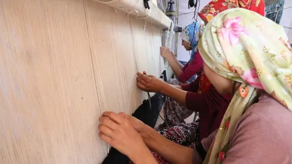 Genç kızların yaptığı kıl halılara Arap ülkelerinden talep yağıyor-1