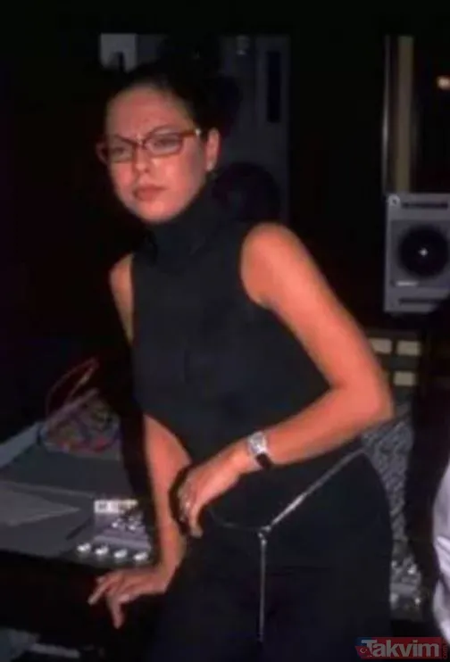 Ebru Gündeş’ten “güzel yürekli” dediği Armağan Çağlayan’a tam destek! Sarıp sarmalayıp paylaştı: “Yıllardır beyninde 3 tane klipsle...” - 21