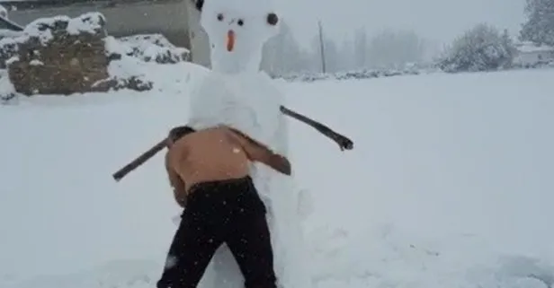 Sivas’ta yaşlı bir adam dondurucu soğukta soyundu ve kardan adamla güreşti