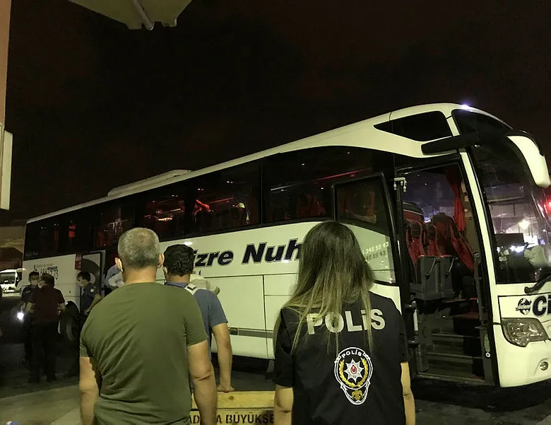 Yolcu otobüsünde akılalmaz olay! Şoför kapıları kilitledi...