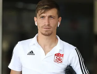 Mert Hakan Yandaş Galatasaray'a mı Fenerbahçe'ye mi? Yılın transferi formayı giydi, pozu verdi