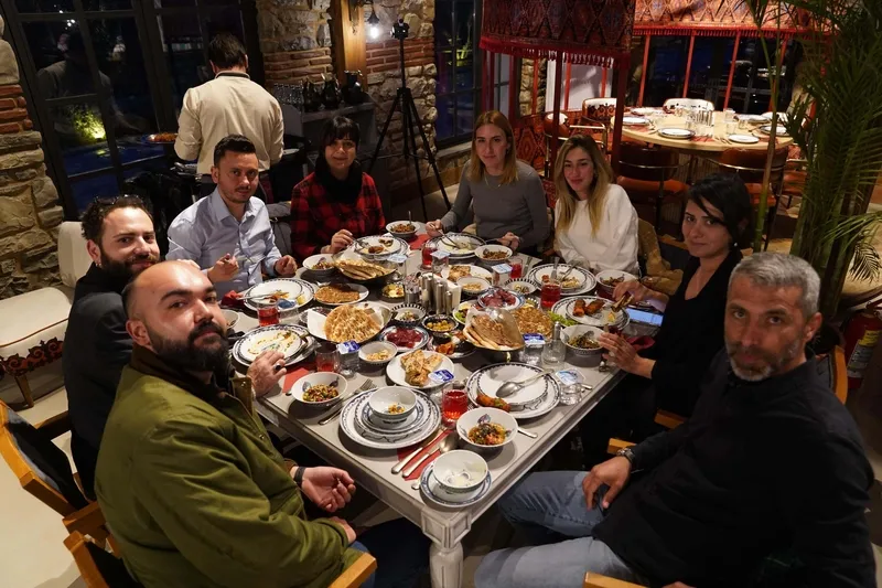 ates-kuslarinin-oyunculari-ve-ekibi-iftarda-bulustu-1710494526810.jpg Ateş Kuşları’nın oyuncuları ve ekibi iftarda buluştu!-2