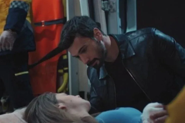 hudutsuz-sevda-dizisinde-final-gibi-degisiklik-zeynep-diziden-ayrildi-yerine-de-1713352259809.jpeg Hudutsuz Sevda dizisinde başrol değişikliği onaylandı; Yaka paça kadrodan def ettiler! Zeynep öldü yerine de...-6