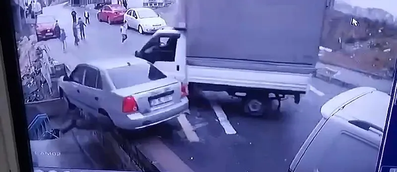 Avcılar'da kamyonet direksiyon hakimiyetini kaybetti (DHA)