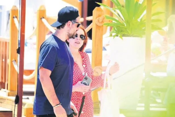 bader-shammas-ile-balayi-icin-bodruma-gelen-lindsay-lohan-bodrumda-evlendi-1679338549870.jpeg