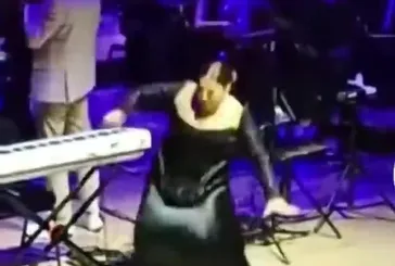 Sibel Can sahnede düştü! 2 kişi kaldırdı!