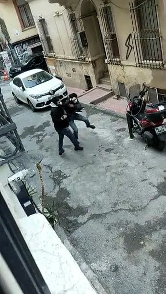 SON DAKİKA: Beyoğlu'nda dehşet anları: Boğazından bıçaklayıp kaçtı