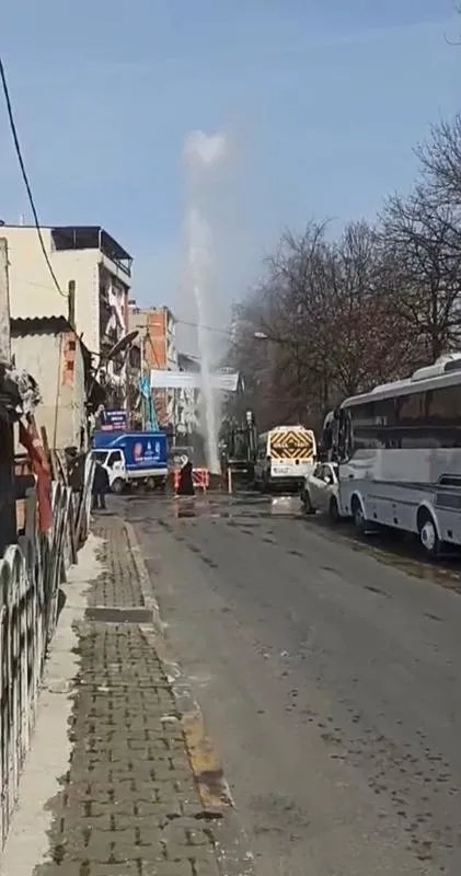 iski-beyoglunda-isale-borusu-patlatti-tazyikli-su-binalarin-boyunu-asti-1709128169032.jpeg