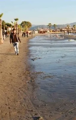 Akyaka'da deniz 25 metre çekildi