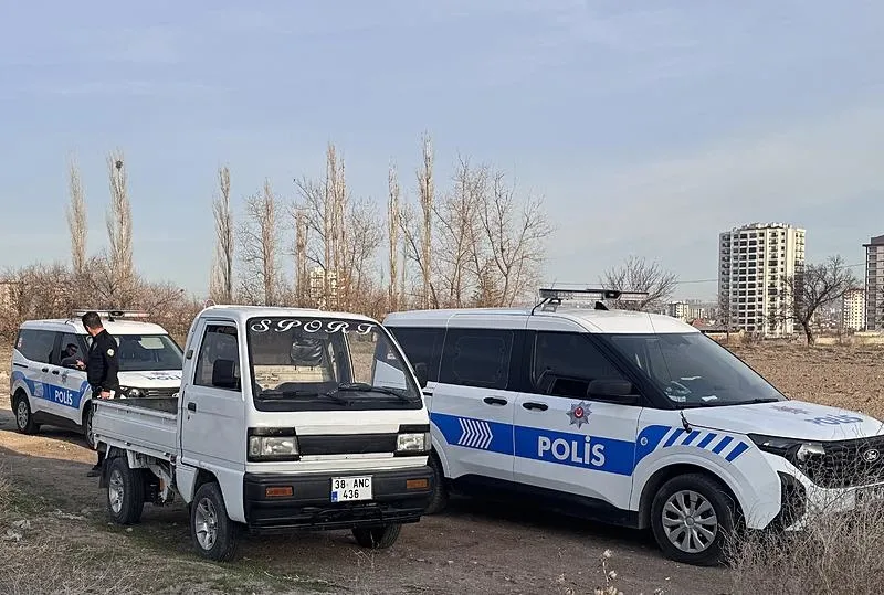 Kayseri'de şüpheli olay! Boş bir arazide 1 kişi ölü, 3 kişi ise baygın halde bulundu (AA)