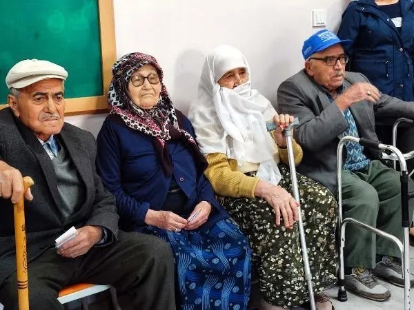 Oy vermeye bastonları ve tekerlekli sandalyelerle gittiler!-3