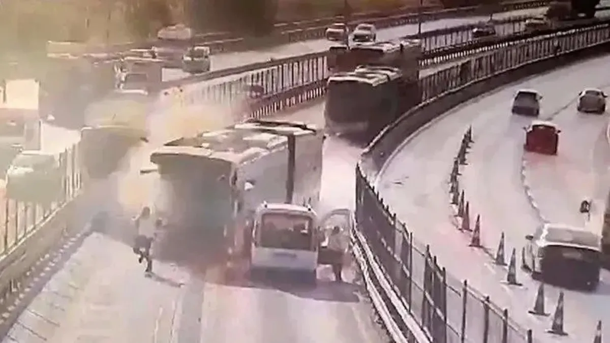 Ya yanıyor ya da kaza yapıyor! Metrobüsler artık milli güvenlik sorunu