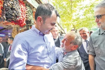 Deprem bölgesinde mutluluk gözyaşları! Kahramanmaraşlı Büyükciğer, Bakan Kurum’a sarıldı