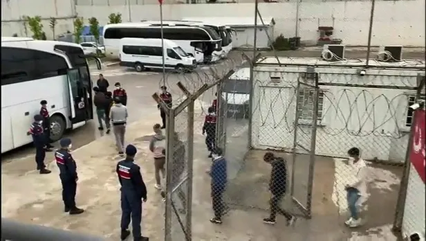 İstanbul'da kaçak göçmenlere yönelik operasyon sürüyor: 449 kişi daha yakalanarak sınır dışı edildi-5