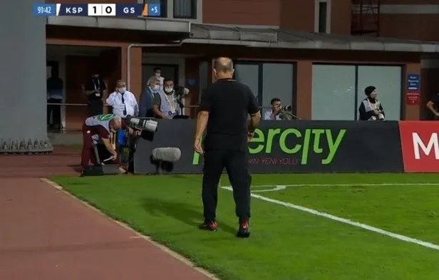 son-dakika-galatasaray-teknik-direktoru-fatih-terim-kasimpasa-macinda-sahayi-terk-etti-1601834948881.jpg Son dakika: Galatasaray Teknik Direktörü Fatih Terim Kasımpaşa maçında sahayı terk etti!-2
