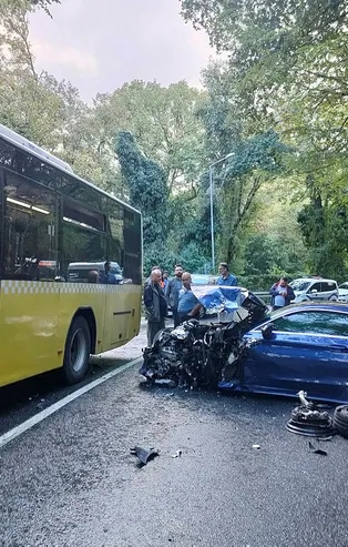 SON DAKİKA! İETT otobüsüyle otomobil kafa kafaya çarpıştı! Hurdaya döndü