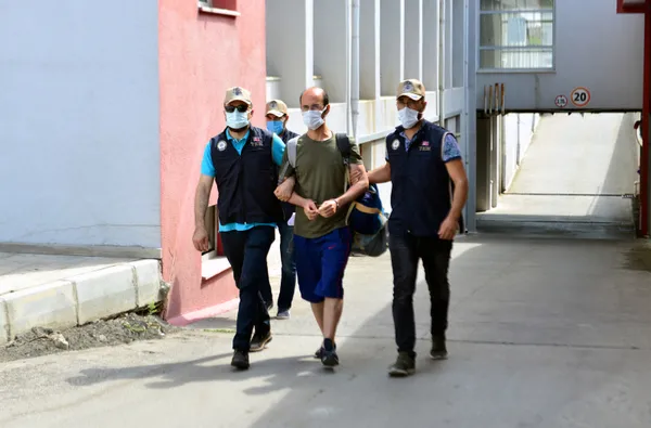 75-yil-hapis-cezasiyla-aranan-feto-hukumlusu-hucre-evinde-yakalandi-1623399147577.jpg 7,5 yıl hapis cezasıyla aranan FETÖ hükümlüsü hücre evinde yakalandı-4